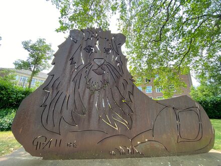 Bronze-Löwe vor dem Kreishaus