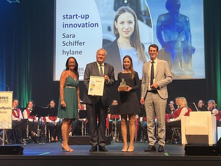 Sara Schiffer (2.v.r.) gewann den Wasserstoff-Preis des Kreises Düren in der Kategorie "Start Up Innovation".