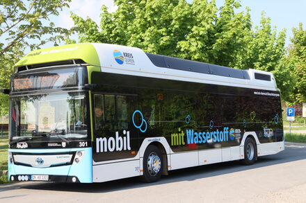 Der Kreis Düren wird seiner Vorreiterrolle gerecht: Im Mai 2022 präsentierte Landrat Wolfgang Spelthahn die ersten fünf mit Wasserstoff betriebenen Busse, die seitdem im normalen Linienverkehr eingesetzt werden.