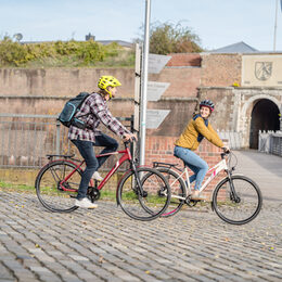 Ein Paar fährt Fahrrad.