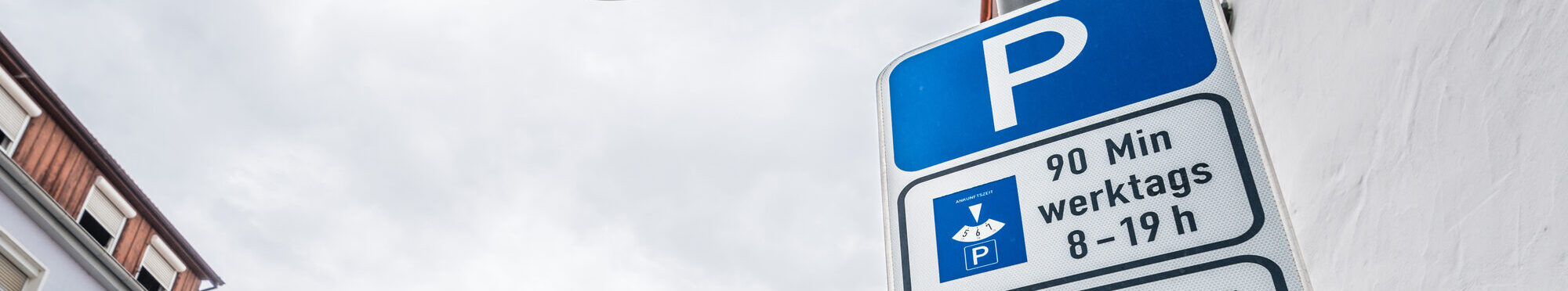 Straßenschilder mit Straßenlampe in Deutschland mit dem Hinweis Parken 90 Minuten Werktags 8 -19 Uhr oder Bewohner mit Parkausweis Bezirk 3 [Foto: © stgrafix - stock.adobe.com]