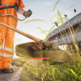 Motivbild Mäharbeiten am Straßenrand [Foto: ©photoschmidt - stock.adobe.com]