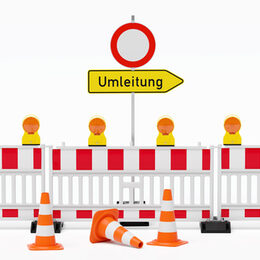 Motivbild Straßensperrung - Absperrgitter, Pylone, Leitkegel, Schild Durchfahrt verboten und Umleitungsschild [Foto: ©Lichtfexx - stock.adobe.com]