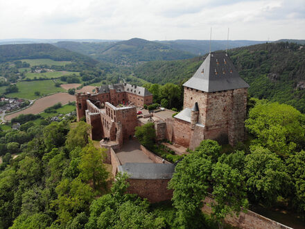 Auf dieser Luftaufnahme sind die Reste des Küchenturms der Burg Niedeggen vorne links zu erkennen. [Foto: ©SanGero - stock.adobe.com]