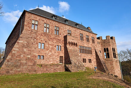 Außenansicht der Burg Nideggen. In dem linken Teil befindet sich das Burgrestaurant und rechts schließt sich der Westturm an. [Foto: © Brigitte Lerho]