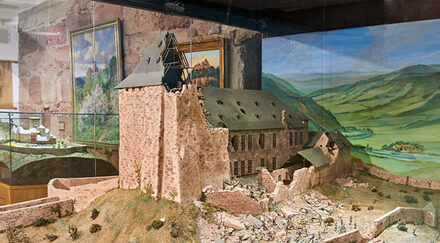 Dieses Modell im Burgenmuseum zeigt die Zerstörung der Burg Nideggen. [Foto: © Brigitte Lerho]