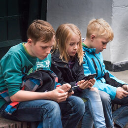 Onlinesucht, Handysucht bei drei Kindern