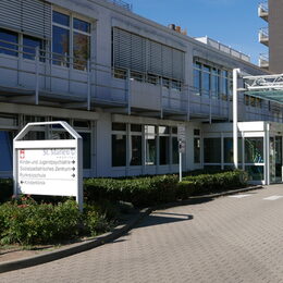 Foto Eingang St. Marien-Hospital Düren. Die Räumlichkeiten der Rurkreisschule befinden sich auf dem Klinikgelände.
