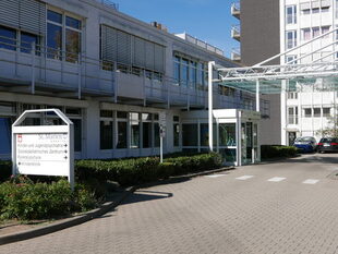 Eingang des St. Marien-Hospitals in Düren-Birkesdorf. Die Räumlichkeiten der Rurkreisschule befinden sich auf dem Klinikgelände.