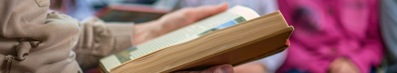 Motivbild Vorlesen (©evgenia_lo; stock.adobe.com)