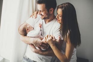 Motivbild Eltern mit Säugling [Foto: © Boggy - stock.adobe.com]