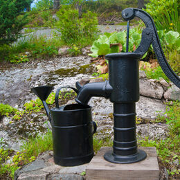 Motivbild Grundwasserförderung, Pumpe im Garten [Foto: ©paala - stock.adobe.com]