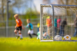 Motivbild Fußballverein Kinder [Foto: © Creativenature.nl, stock.adobe.com]