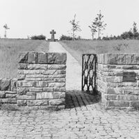 Eingangsbereich der Kriegsgräberstätte Vossenack. Nach Angaben des Volksbundes stammt das Foto vom Juni 1958. [Foto: Bundesgeschäftsstelle des Volksbund Deutsche Kriegsgräberfürsorge Niestetal, Bildarchiv]