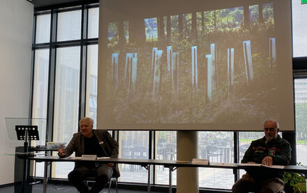 Landrat Wolfgang Spelthahn und Regionalforstamtsleiter Robert Jansen stellen das Projekt Klima-Wald vor.