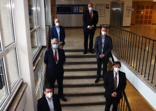 Sechs Männer stehen auf der Treppe im Kreishaus