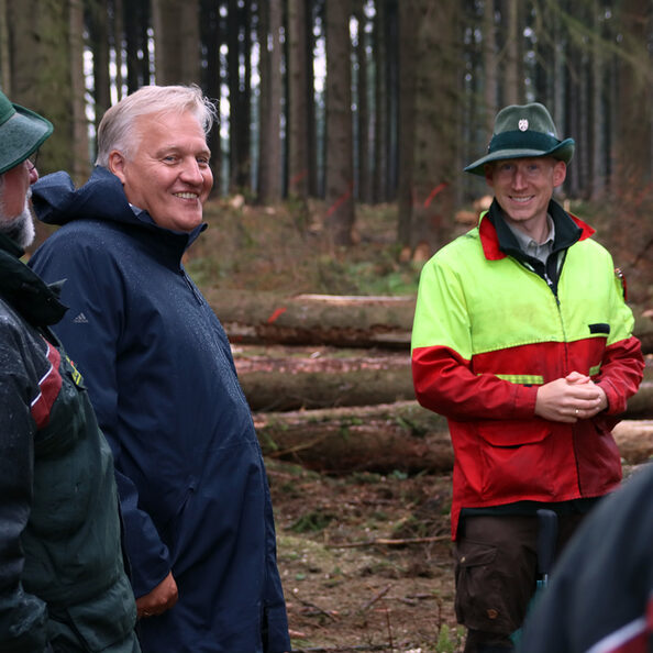 Landrat Wolfgang Spelthahn und Vertreter des Forstamts schauen sich im Hürtgenwald um.