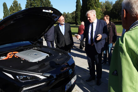 Landrat Wolfgang Spelthahn vor dem neuen Wasserstoffauto für Kreis Düren, das bei der Messe in Jülich vorgestellt wurde.