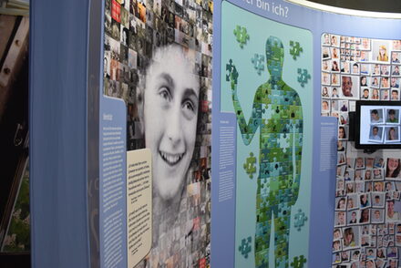 Ausstellungswand zu Anne Frank