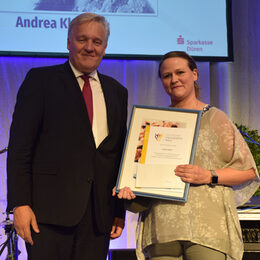 Andrea Klemm und Landrat Wolfgang Spelthahn. bei der Verleihung des Ehrenamtspreises