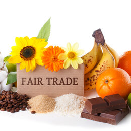 Verschiedene Fair Trade Produkte wie Bananen, Orangen, Kaffee und Schokolade