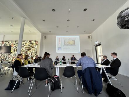Vertreter der Museen im Kreis Düren sitzen gemeinsam im Leopold-Hoesch-Museum an einem Tisch und erläutern das Programm..