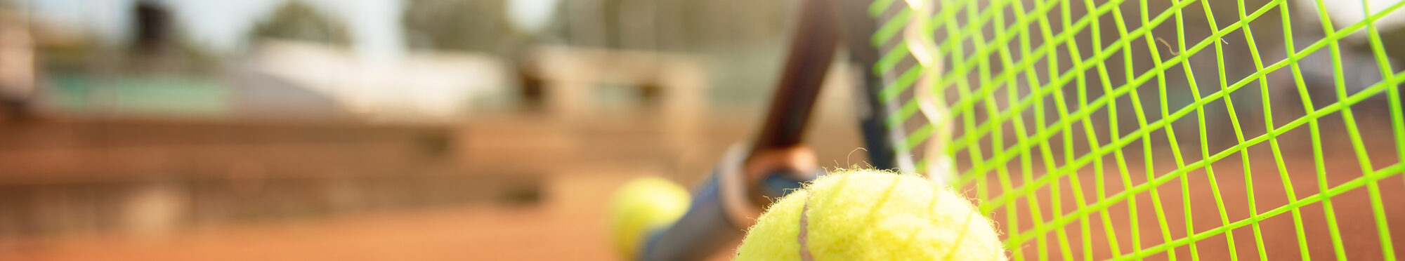 Tennisschläger und -ball nah