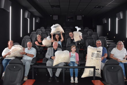 Die Vertreter im Kino mit Popcorn