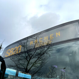 Nahaufnahme des neuen Schnellbusses Linie SB20.