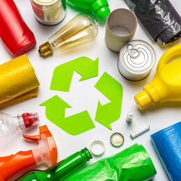 Recycling Symbolbild mit diversen Artikeln, die sich recyceln lassen