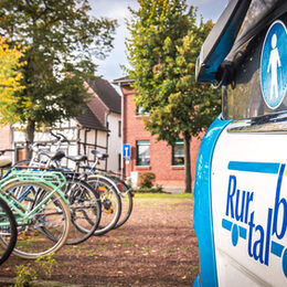 Bild zeigt Foto von Rurtalbus vor Fahrrädern.