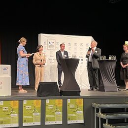 Das Bild zeigt fünf Personen auf einer Bühne in einer Talkrunde