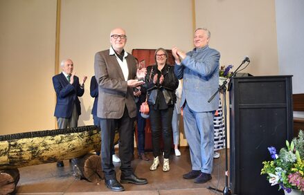 Landrat Wolfgang Spelthahn (r.) übergibt den Kunstpreis 2023 an Karl Manfred Rennertz (l.), der für sein Lebenswerk ausgezeichnet wird.