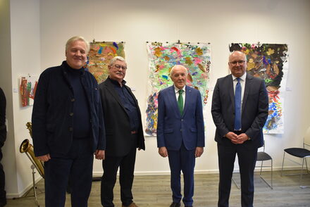 Gruppenbild mit Landrat, Fördervereinvorsitzendem, Kunstakademieleiter und Bürgermeister