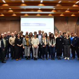 Rund 40 Migrationsexpertinnen und -experten aus ganz Deutschland trafen sich beim "Kommunalen Qualitätszirkel zur Integrationspolitik" im Kreis Düren und sprachen über aktuelle Herausforderungen, den Umgang mit Diversität und Auswirkungen internationaler Konflikte.