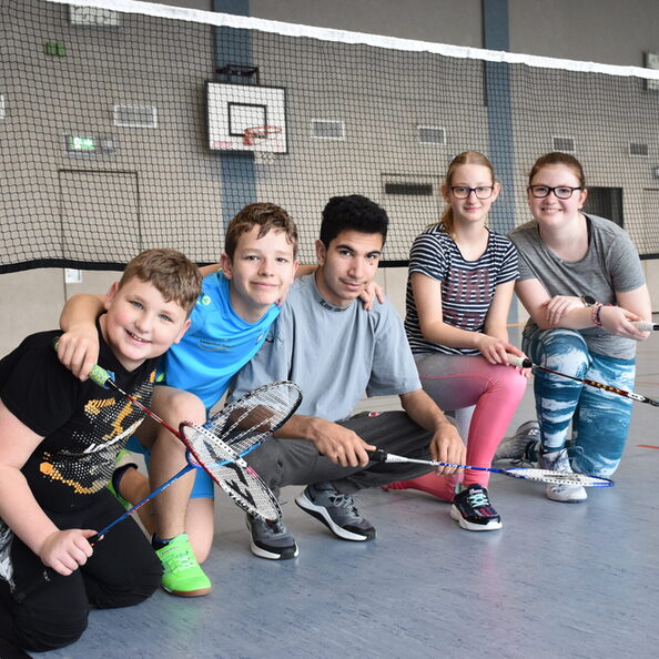 Fünf Schülerinnen und Schüler des Badminton-Kurses der Special Olympics an der Christophorus-Schule.
