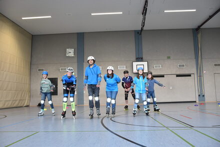 Die Rollerskating-Gruppe um Kim Heinrichs (2.v.l.) trainiert wöchentlich.
