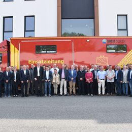 Bild zeigt ein Einsatzfahrzeug und alle Teilnehmerinnen und Teilnehmer des ersten Symposiums Katastrophenschutz im Kreis Düren.