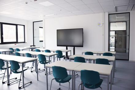 Klassenzimmer mit Smartboard