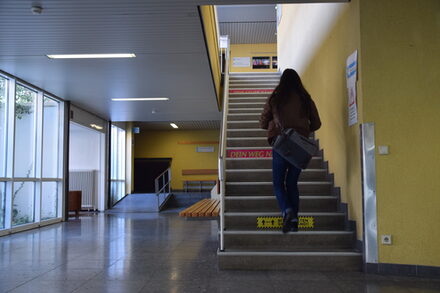 Treppe im Nelly-Pütz-Berufskolleg mit Schülerin