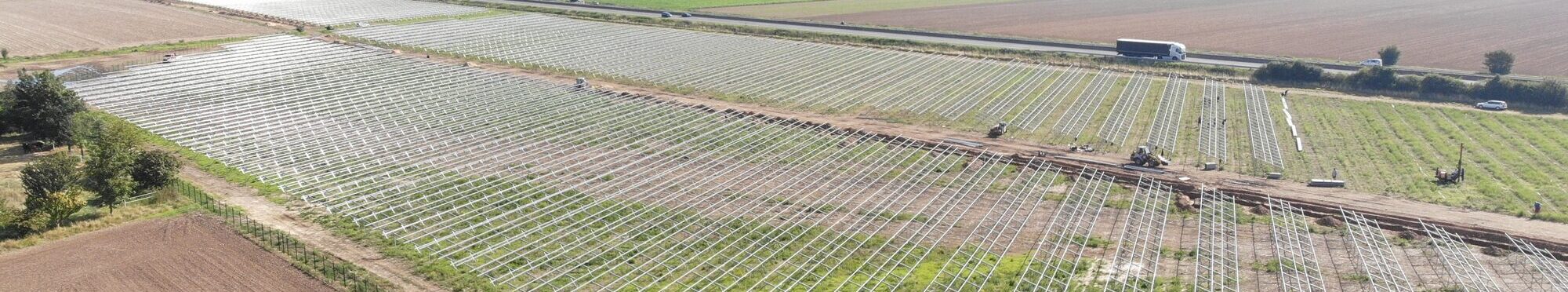 Drohnenaufnahme vom Solarpark an der A1