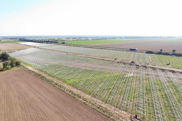 Drohnenaufnahme vom Solarpark an der A1