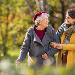 Seniorin mit junger Frau beim Spaziergang