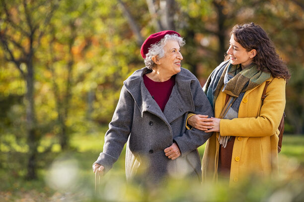 Seniorin mit junger Frau beim Spaziergang