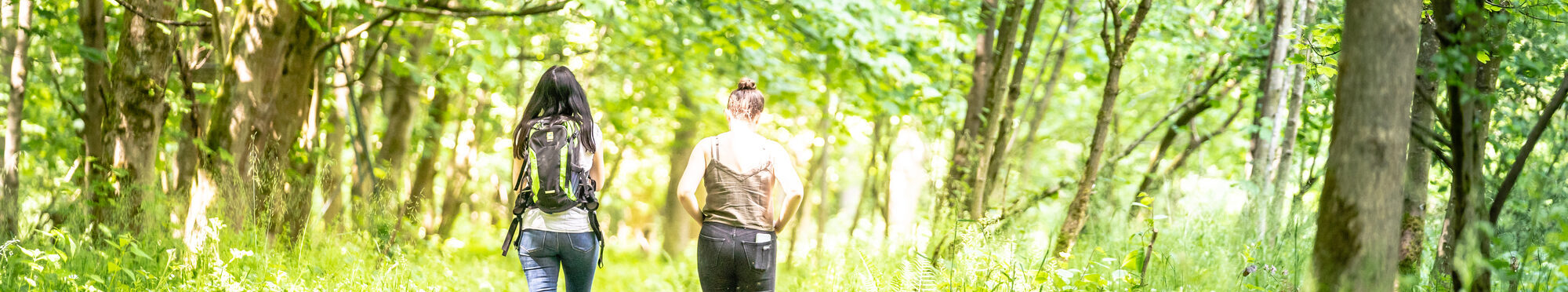 Zwei Wanderinnen im Wald