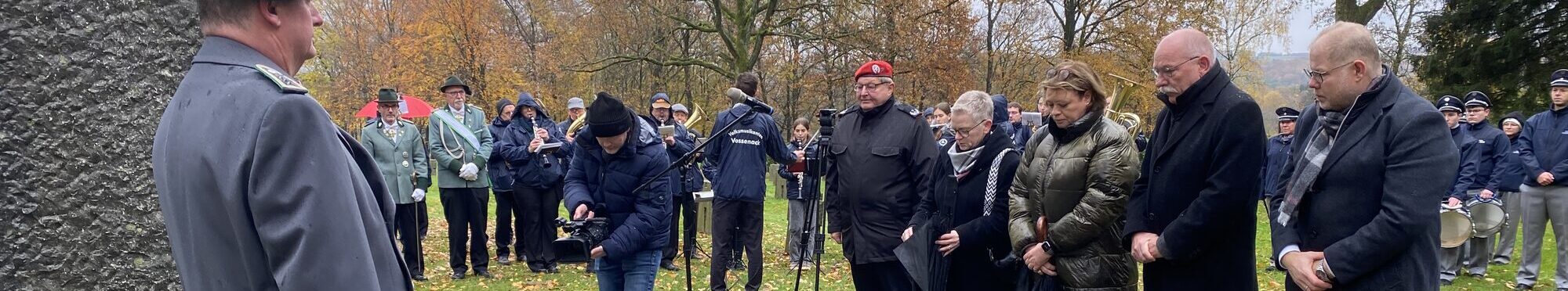 Die Kranzniederlegung an der Kriegsgräberstätte in Hürtgen