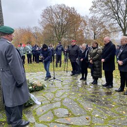 Die Kranzniederlegung an der Kriegsgräberstätte in Hürtgen