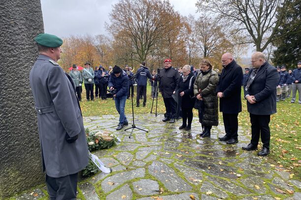 Die Kranzniederlegung an der Kriegsgräberstätte in Hürtgen