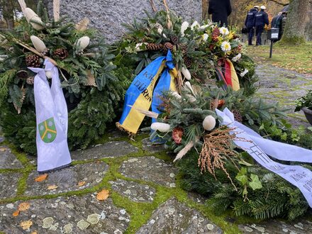 Die Kränze vor dem Kriegsdenkmal in Hürtgen
