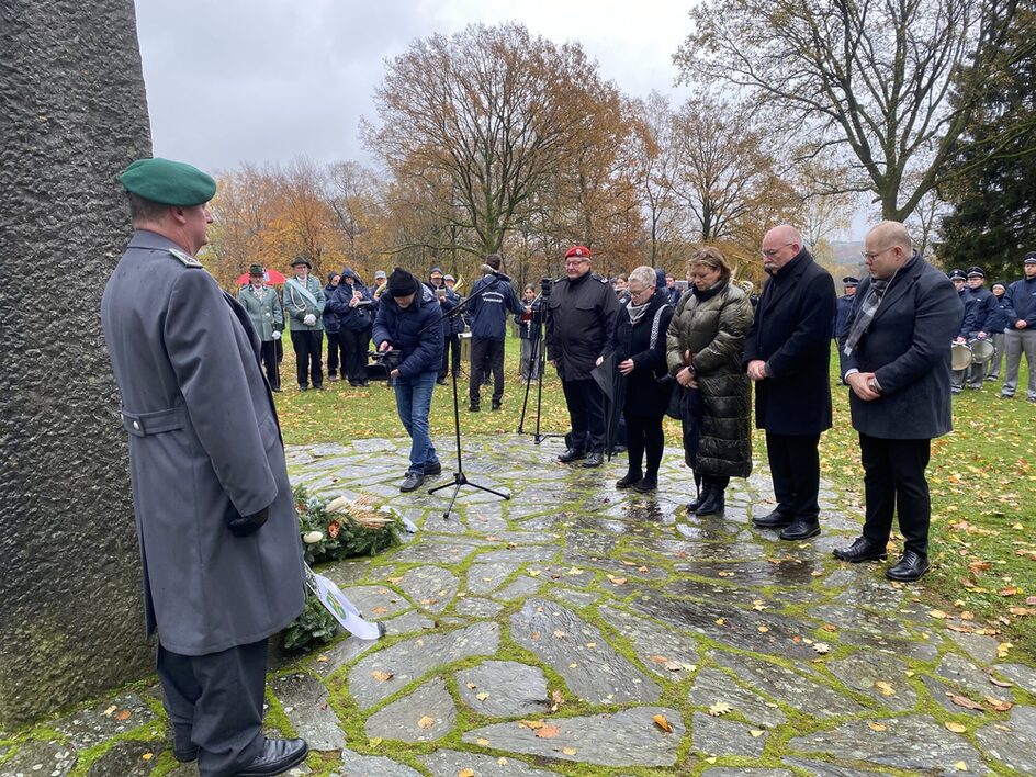 Kranzniederlegung an der Kriegsgräberstätte Hürtgen